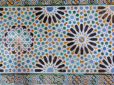Eski İslami fayanslar (ayrıca zellige ya da azulejos olarak da bilinir) Alhambra, Endülüs, İspanya 'da bir duvarı süsleyen geleneksel geometrik desenlere sahiptir..