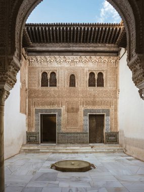 Güpegündüz Alhambra Nasrid Sarayı 'ndaki Yaldızlı Oda Avlusu (Patio del Cuarto Dorado) ve Kısraklar Sarayı Cephesi - Granada, Endülüs, İspanya