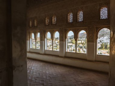 Albaicin bölgesinin penceresinden Granada, Endülüs 'teki Alhambra Sarayı' nın, Arapça yontulmuş taş arabesk tasarımı İslami kaligrafi, tasarım mimarisi, dekorasyon