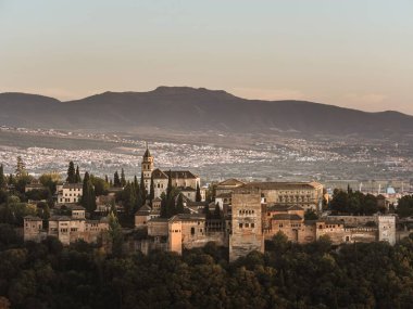Granada, Endülüs, İspanya 'daki Alhambra kalesinin panoramik manzarası, gün batımında, Mirador de la Cruz de Rauda' dan, altın saat, açık gökyüzü, güneş ışığı