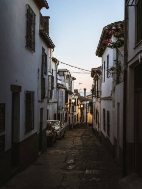 Akşamları Albaisin ilçesinde dar bir sokak eski Granada kasabası, Endülüs, İspanya, ahşap pencere panjuru, beyaz duvar, Arap kültürü, ortaçağ binası