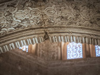 Geometrik desenli çarpıcı Alhambra Kapısı, kaligrafik yazıtlar, arka planda Granada, Endülüs, İspanya