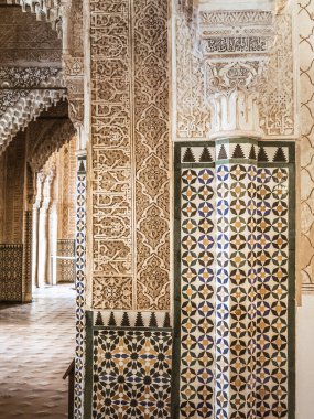 Geometrik desenli çarpıcı Alhambra Kapısı, Granada, Endülüs, İspanya 'da kaligrafik yazıtlar, renkli fayanslar.