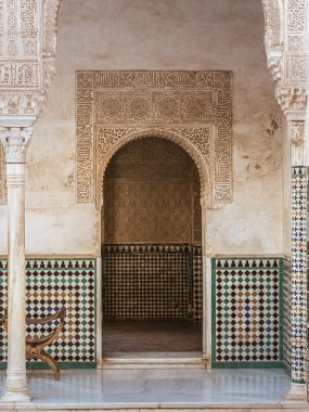 Geometrik desenli çarpıcı Alhambra Kapısı, Granada, Endülüs, İspanya 'da kaligrafik yazıtlar, renkli fayanslar.