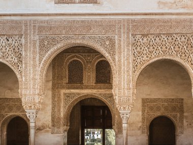 Kazınmış mermer taş atariler narin İslam sütun başları, Alhambra, Granada, Endülüs, İspanya üzerindeki kaligrafi dekorasyonunu süslüyor.