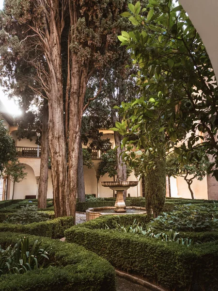 Κήπος Που Ονομάζεται Jardin Lindaraja Στο Nazaries Palace Στην Αλάμπρα — Φωτογραφία Αρχείου
