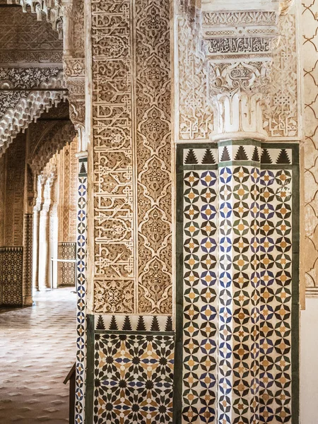 Prachtige Alhambra Deur Met Geometrische Patronen Calligrafische Inscripties Kleurrijke Tegels — Stockfoto