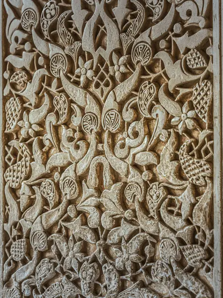 Granada 'da, İspanya' da, Endülüs 'te. İslami tarzda oyulmuş 800 yıllık taş bir duvarın ayrıntıları, çiçek desenleri.