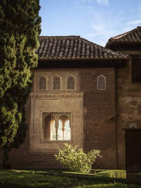 Güneş ışığı Granada, Endülüs, İspanya, Arap mimarisi, yaz mevsiminde Alhambra sarayı kompleksinden içeri giriyor.
