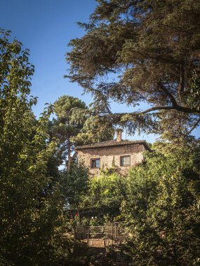 Granada, Endülüs, İspanya, Arap mimarisi, yaz mevsiminde Alhambra sarayının içindeki ağaçlar arasında bir kale kulesi.