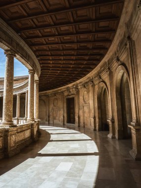 Granada, Andalucia, İspanya: Charles V Sarayı 'nda (Palacio de Carlos V), Alhambra Müzesi' nin bulunduğu sütunlu bir avlu.