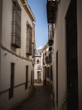 Tarihi eski Cordoba, Endülüs, İspanya 'daki dar, boş kaldırım taşı sokağının manzarası, tarihi muhitte, beyaz boyanmış binalar, yaz sabahı