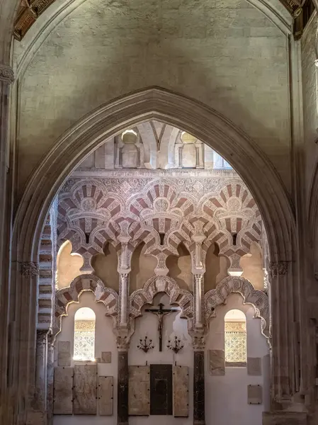 Mezquita (Cami) Dua Salonu 'ndaki kemerler duvarında haç olan, Cordoba, Endülüs, İspanya' da sabah hiç insan olmadan.