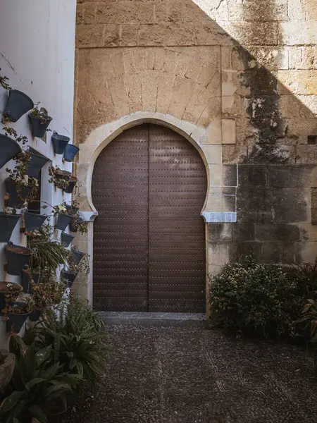 Μια Αραβικού Στυλ Vintage Ιστορική Ορειχάλκινη Πόρτα Στην Παλιά Πόλη — Φωτογραφία Αρχείου