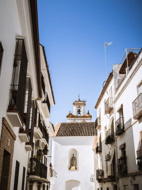 Cordoba 'daki San Basilio caddesi, tarihi şehir merkezi, beyaz duvarlı binalar, kilise çan kulesi, Endülüs, İspanya