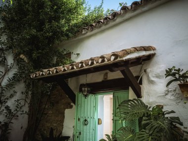 İspanya 'nın Cordoba kentindeki yüzlerce saksı bitkisi ve yeşillikle dolu tipik avlu, Endülüs mimarisi turizmi