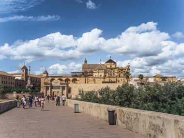 Cordoba, İspanya, 11 Eylül 2023: Roma Köprüsü (Puente Romano) ile Cordoba Katedrali 'nin yazı, Cordoba, Endülüs, İspanya
