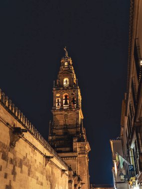 Iconic Tower ve Mezquita-Katedral 'in çan kulesi, Cordoba' daki cami katedrali yaz geceleri, Endülüs, İspanya