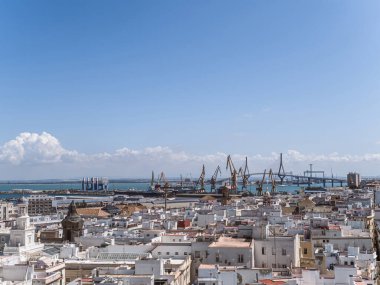 Cadiz, Endülüs, İspanya 'nın kargo limanının yüksek açılı görüntüsü, ufuk çizgisinde vinçler var.