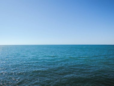Dikey manzara Mavi deniz ve gökyüzü mavi arka plan sabahı sakin görünüyor yaz tropik deniz Cadiz, Endülüs, İspanya 'da güzel okyanus suyu seyahati