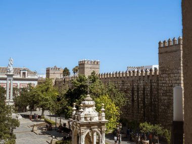 Sevilla İspanya 'daki Alcazar Kraliyet Kalesi' nin ana kalelerinden birinin sabah manzarası..