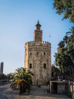 Torre del Oro Kalesi Seville, Endülüs, İspanya 'da Guadalquivir nehrinin yanında yaz günbatımında altın saat boyunca