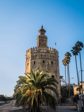 Torre del Oro Kalesi Seville, Endülüs, İspanya 'da Guadalquivir nehrinin yanında yaz günbatımında altın saat boyunca
