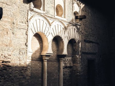 Gerçek Alcazar de Seville, Endülüs, İspanya 'nın iç kısımlarında süslemeli ahşap ve taş oymaları