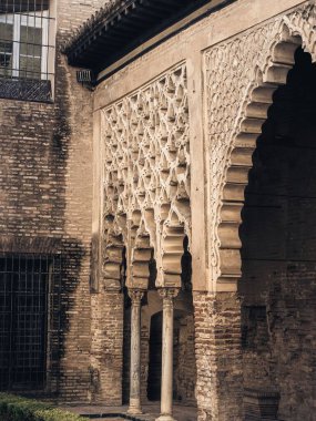 Gerçek Alcazar de Seville, Endülüs, İspanya 'nın iç kısımlarında süslemeli ahşap ve taş oymaları