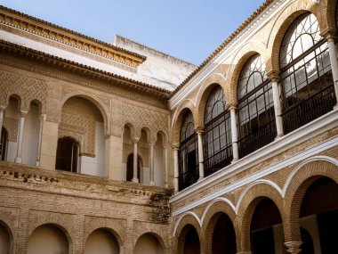 Real Alcazar de Seville 'deki Kraliyet Sarayı' nın ön görüntüsü, İspanya, Endülüs 'teki Patio de la Monteria' dan.