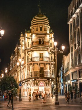 Seville, İspanya - 13 Eylül 2023: Turistler ve yerel halk Endülüs 'teki Sevilla şehir merkezinin sokaklarında yürüyor