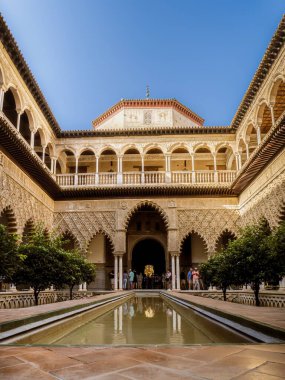 Sevilla, İspanya, 14 Eylül 2023: Sevilla 'da gerçek Alcazar. Royal Palace 'daki Patio de las Doncellas, Real Alcazar (1360 yılında inşa edildi), İspanya