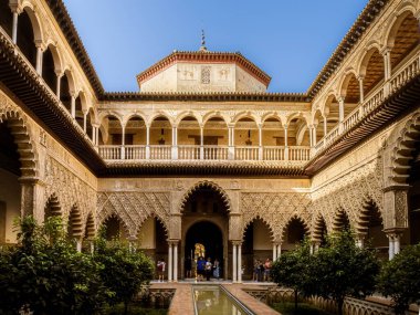 Sevilla, İspanya, 14 Eylül 2023: Sevilla 'da gerçek Alcazar. Royal Palace 'daki Patio de las Doncellas, Real Alcazar (1360 yılında inşa edildi), İspanya