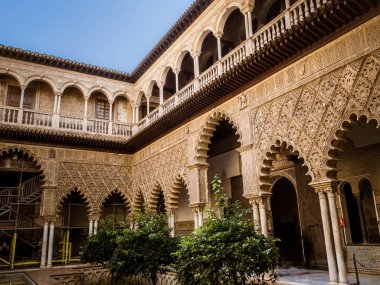 Sevilla 'da gerçek Alcazar. Royal Palace 'daki Patio de las Doncellas, Real Alcazar (1360 yılında inşa edildi), İspanya