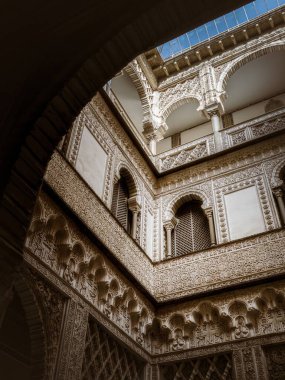 Royal Alcazar 'ın (Real Alcazar de Sevilla) Mudejar Sarayı' ndaki Dolls (Patio de las Munecas) avlusu, Endülüs, İspanya