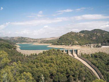 Güney İspanya, Endülüs 'te Guadalteba Barajı, Malaga yakınlarında yeşil yenilenebilir enerji, elektrik üretimi...