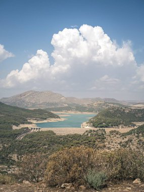 Güney İspanya, Endülüs 'te Guadalteba Barajı, Malaga yakınlarında yeşil yenilenebilir enerji, elektrik üretimi...
