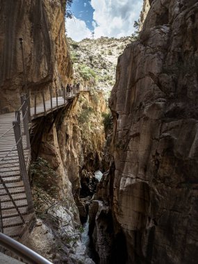 El Chorro, İspanya, 15 Eylül 2023: Endülüs, Malaga, İspanya 'daki El Caminito del Rey vadisindeki geçitte yürüyen turistler