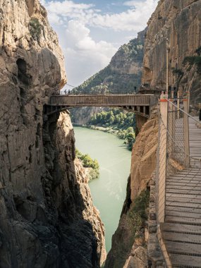 Endülüs 'te Guadalhorce nehrinin kanyonundaki El Caminito del Rey yolu üzerindeki ünlü köprü, Malaga, İspanya