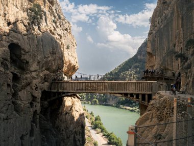 Endülüs 'te Guadalhorce nehrinin kanyonundaki El Caminito del Rey yolu üzerindeki ünlü köprü, Malaga, İspanya