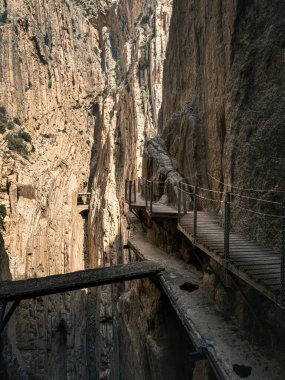 İspanya, Endülüs, Malaga 'daki Guadalhorce nehrinin kanyonunda El Caminito del Rey' de hiç kimse yeni ve eski harabe yoldan geçmez.