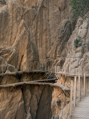 İspanya, Endülüs, Malaga 'daki Guadalhorce nehrinin kanyonunda El Caminito del Rey' de hiç kimse yeni ve eski harabe yoldan geçmez.