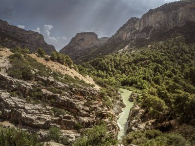 Endülüs, Malaga, İspanya 'da El Caminito del Rey yolu üzerindeki Guadalhorce Nehri vadisi.