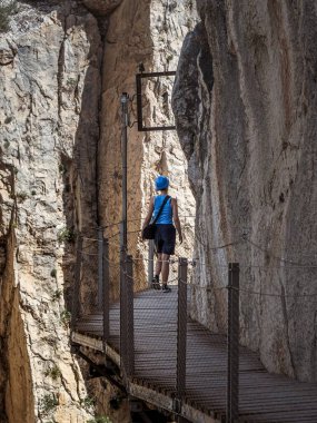 Endülüs, Malaga, İspanya 'daki El Caminito del Rey vadisinde yürüyüş yapan genç bir bayan turist.