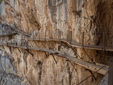 İspanya, Endülüs, Malaga 'daki Guadalhorce nehrinin kanyonunda El Caminito del Rey' de hiç kimse yeni ve eski harabe yoldan geçmez.