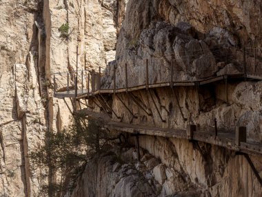 İspanya, Endülüs, Malaga 'daki Guadalhorce nehrinin kanyonunda El Caminito del Rey' de hiç kimse yeni ve eski harabe yoldan geçmez.
