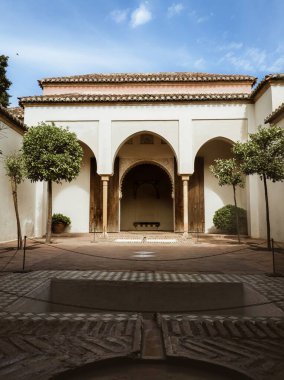 Güney İspanya 'da Malaga, Endülüs' teki Alcazaba kalesinin iç avlusunda belirgin Fas kemerleri ve sütunları bulunur..