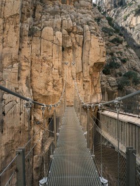 İspanya, Malaga, Endülüs 'teki Guadalhorce nehrinin kanyonunda El Caminito del Rey yolunda hiç insan olmayan ünlü köprü.