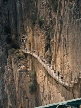 Malaga, İspanya, 15 Eylül 2023: İspanya 'nın Endülüs kentindeki El Caminito del Rey' de turistlerle birlikte bir uçurumun kenarındaki patika