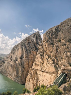 İspanya 'nın Endülüs kentindeki El Caminito del Rey' de turistlerle dolu bir uçurumun kenarındaki patika.